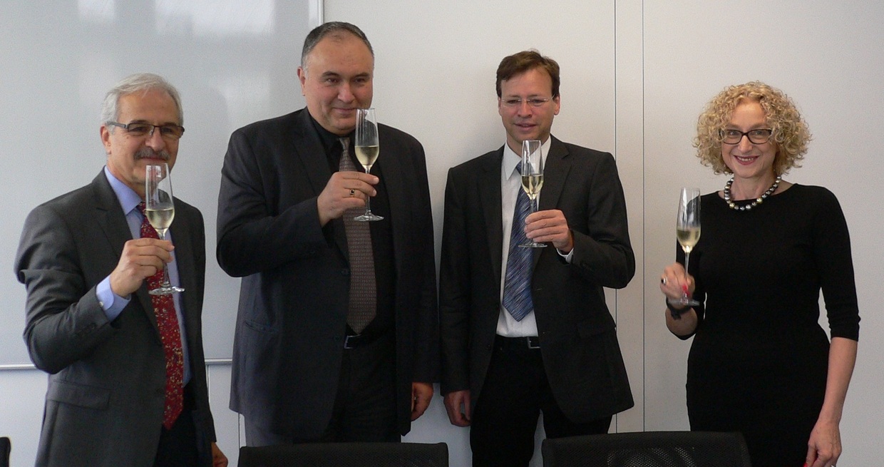 AnstoÃŸen auf die bestehende Kooperation (von links nach rechts: Prof. Stefanov, Prof. Mladenov, Prof. Proppe und Prof. Ovtcharova)