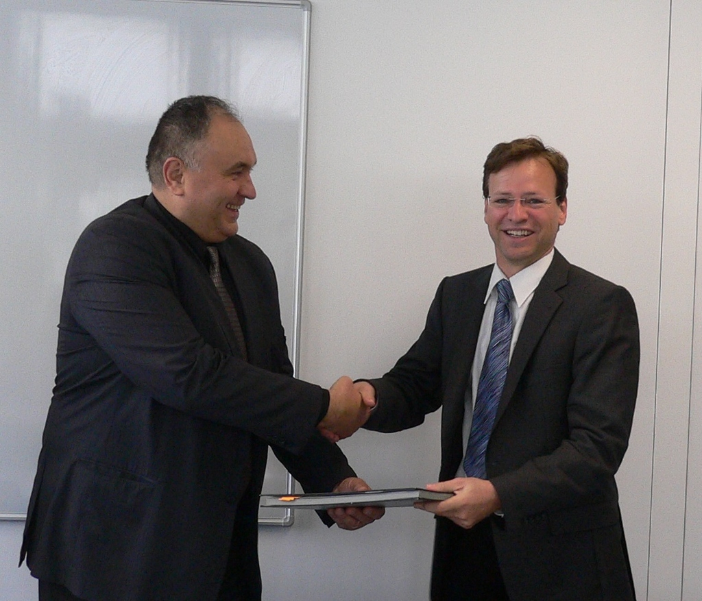 Handover of the “Kooperationsvertrag” (left: Prof. Mladenov; right: Prof. Proppe)