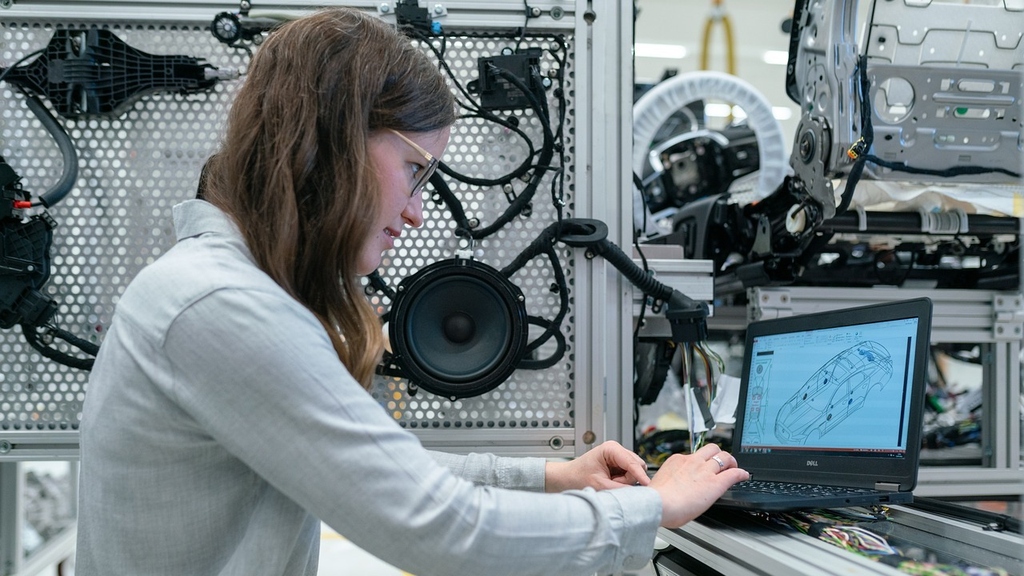 Frau an Computer